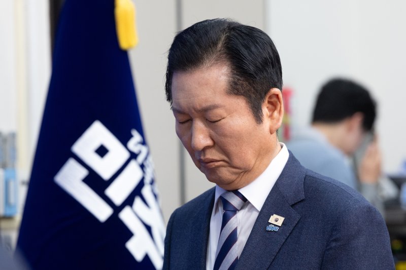 정청래 더불어민주당 대표가 2일 서울 여의도 국회에서 열린 제5차 중앙위원회의에서 국민의례하고 있다. 2026.2.2/뉴스1 ⓒ News1 이승배 기자