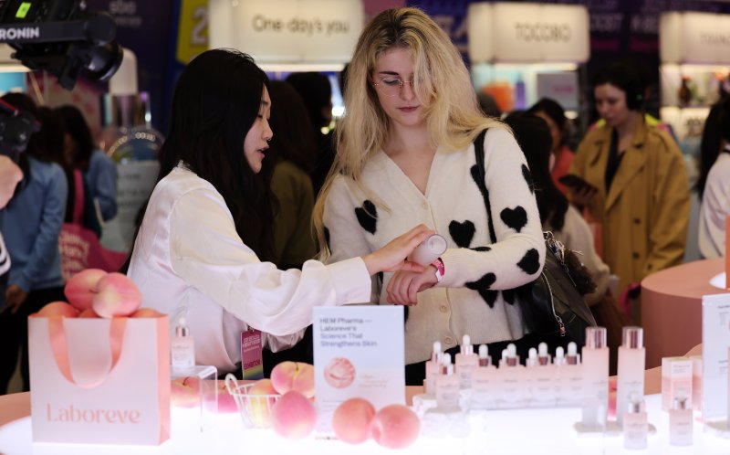 [서울=뉴시스] 김혜진 기자 = 29일 서울 중구 동대문디자인플라자(DDP)에서 열린 2025 서울콘 K뷰티부스트를 찾은 관람객들이 부스를 둘러보고 있다. 2025.12.29. jini@newsis.com