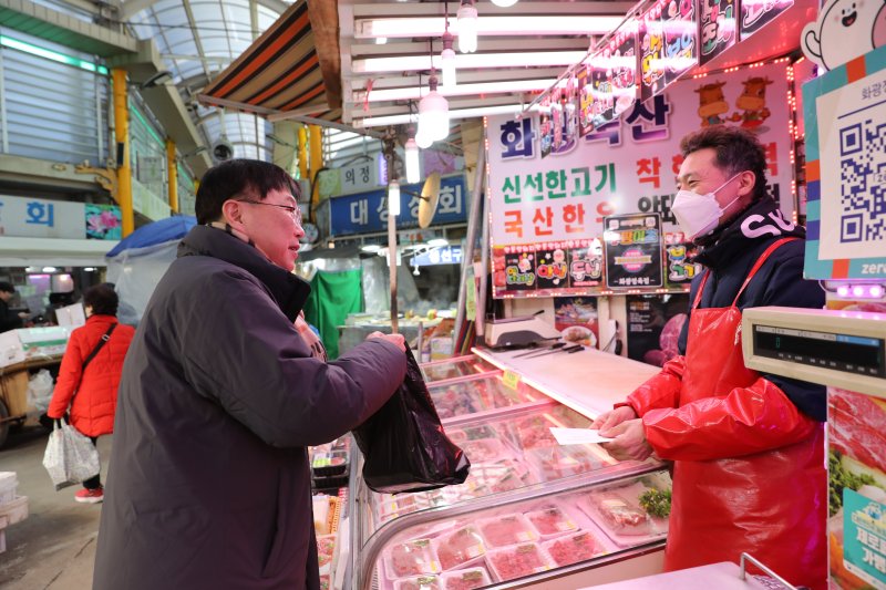 29일 안형준 국가데이터처장(왼쪽)이 서울 수유시장에서 설 명절 주요 성수품에 대한 물가동향을 파악하고 있다. (국가데이터처 제공) 2025.2.2/뉴스1 ⓒ News1
