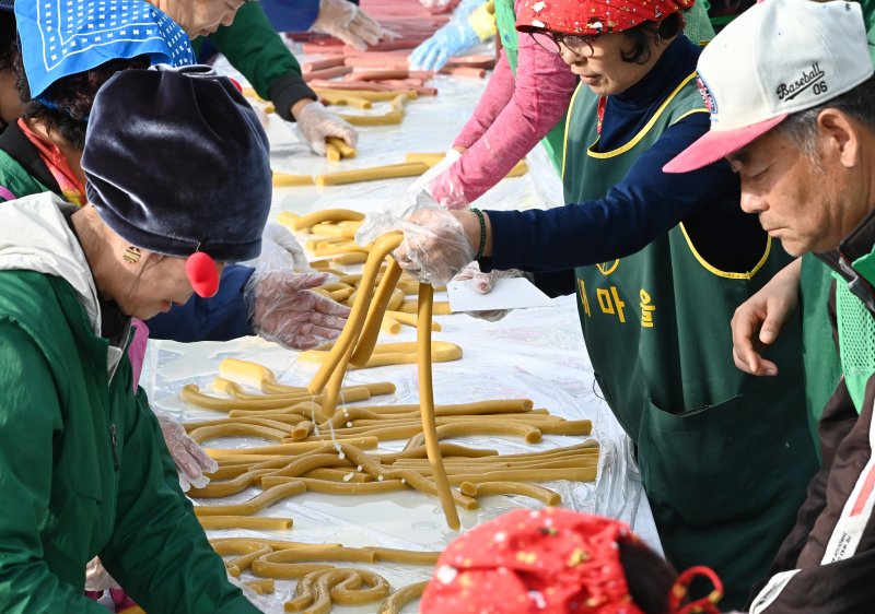 [이천=뉴시스] 김종택 기자 = 지난 10월 22일 경기 이천시 모가면 이천농업테마공원에서 새마을부녀회 회원들이 600m 오색가래떡을 만들고 있다. 2025.10.22. jtk@newsis.com **위 사진은 기사 내용과 무관합니다.