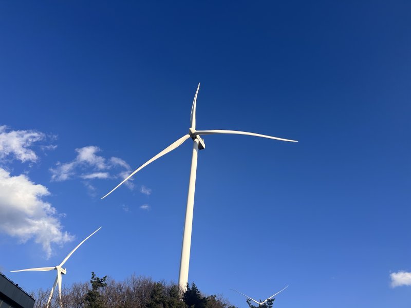 [군위=뉴시스] 손차민 기자 = 풍백 육상풍력 발전소 준공식이 열린 지난 3일 대구 군위군 삼국유사면에 위치한 풍백 육상풍력 발전기가 운전 중이다. 2025.12.08. charming@newsis.com *재판매 및 DB 금지
