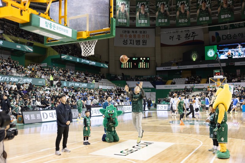 [원주=뉴시스] 원주 DB의 홈경기장에서 윤종진 이사장이 DB의 승리를 기원하는 시투를 하고 있다. (사진=한국보훈복지의료공단 제공) 2026.02.02. photo@newsis.com *재판매 및 DB 금지