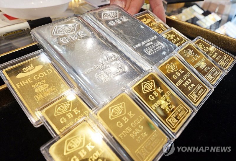 서울 시내 한 금은방에서 골드바와 실버바를 정리하는 직원 (출처=연합뉴스)