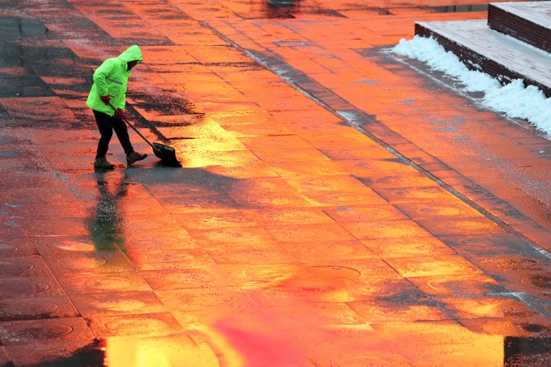 2일 오전 서울 광화문광장에서 시설 관계가 밤새 내린 눈을 치우고 있다. 2026.2.2/뉴스1 ⓒ News1 구윤성 기자