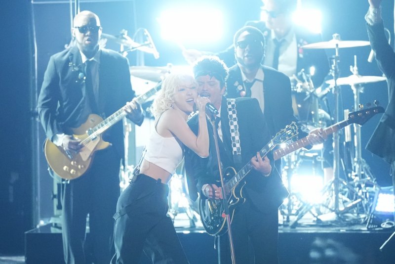 [로스앤젤레스=AP/뉴시스] 블랙핑크의 로제(왼쪽)와 미국 팝 스타 브루노 마스가 1일(현지 시간) 미 캘리포니아주 로스앤젤레스의 크립토닷컴 아레나에서 열린 제68회 그래미 어워즈에서 '아파트'(APT.) 공연을 펼치고 있다. 2026.02.02.