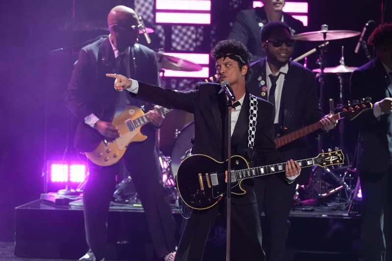 [로스앤젤레스=AP/뉴시스] 미국 팝 스타 브루노 마스가 1일(현지 시간) 미 캘리포니아주 로스앤젤레스의 크립토닷컴 아레나에서 열린 제68회 그래미 어워즈에서 '아파트'(APT.) 공연을 펼치고 있다. 2026.02.02.