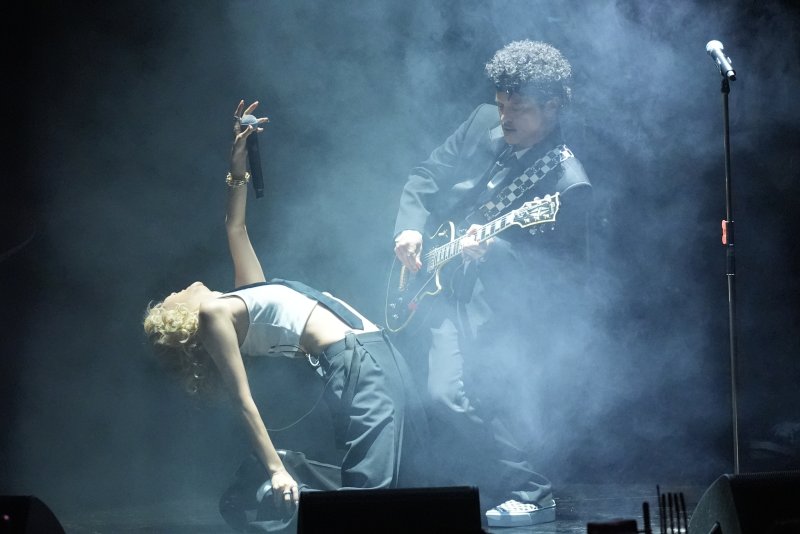 [로스앤젤레스=AP/뉴시스] 블랙핑크의 로제와 미국 팝 스타 브루노 마스가 1일(현지 시간) 미 캘리포니아주 로스앤젤레스의 크립토닷컴 아레나에서 열린 제68회 그래미 어워즈에서 '아파트'(APT.) 공연을 펼치고 있다. 2026.02.02.