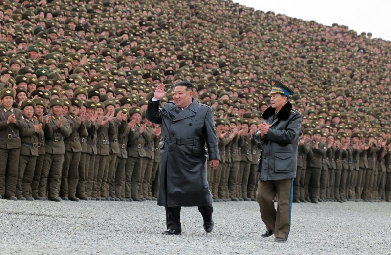 (평양 노동신문=뉴스1) = 지난 1일 김정은 노동당 총비서가 신의주온실종합농장 준공식에 참석해 건설에 기여한 노동자들을 향해 손을 흔들고 있다. [국내에서만 사용가능. 재배포 금지. DB 금지. For Use Only in the Republic of Korea. Redistribution Prohibited] rodongphoto@news1.kr