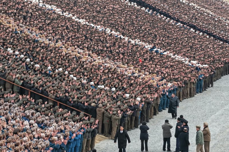 (평양 노동신문=뉴스1) = 지난 1일 김정은 노동당 총비서가 신의주온실종합농장 준공식에 참석해 건설 노동자들을 향해 손을 흔들어 보이고 있다. [국내에서만 사용가능. 재배포 금지. DB 금지. For Use Only in the Republic of Korea. Redistribution Prohibited] rodongphoto@news1.kr