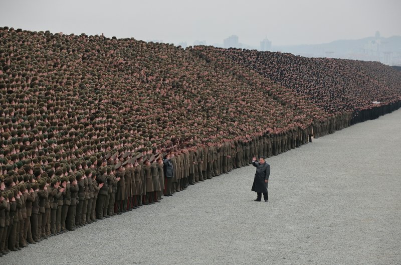 (평양 노동신문=뉴스1) = 지난 1일 김정은 노동당 총비서가 신의주온실종합농장 준공식에 참석해 건설 노동자들을 향해 손을 흔들어 보이고 있다. [국내에서만 사용가능. 재배포 금지. DB 금지. For Use Only in the Republic of Korea. Redistribution Prohibited] rodongphoto@news1.kr