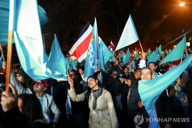 1일(현지시간) 환호하는 코스타리카 라우라 페르난데스 대통령 후보 지지자들 (출처=연합뉴스)