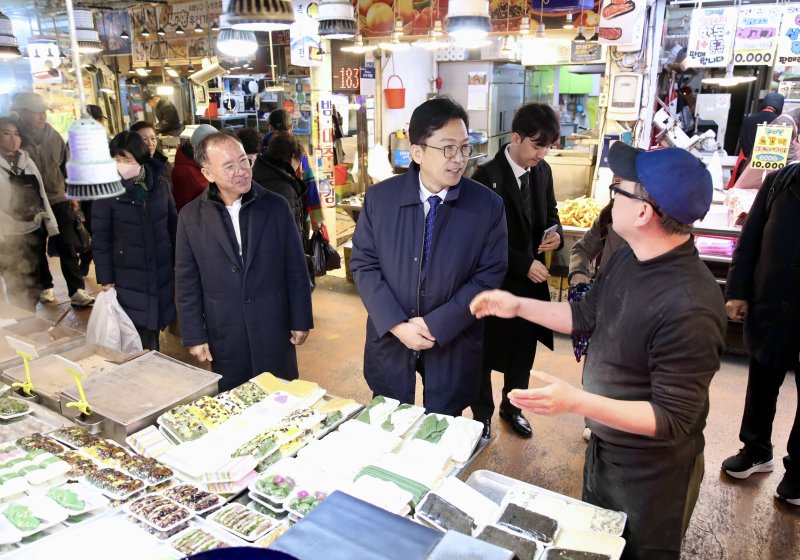 이병권 중소벤처기업부 제2차관이 18일 경기 수원 못골시장을 방문해 점포를 둘러보며 상인과 대화하고 있다. (중소벤처기업부 제공. 재판매 및 DB 금지) 2025.11.18/뉴스1