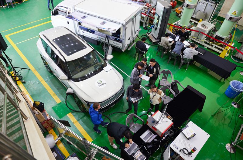 한국전기연구원(KERI)이 기업 관계자들과 함께 전기차와 충전기를 교차해 상호운용성을 시험하고 있다. KERI 제공