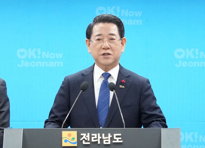 김영록 전남도지사가 2일 도청 브리핑룸에서 '반도체로 여는 인구 400만 전남광주특별시 대부흥 시대, 광주·전남 반도체 3축 클러스터 비전'을 발표하고 있다. 전남도 제공