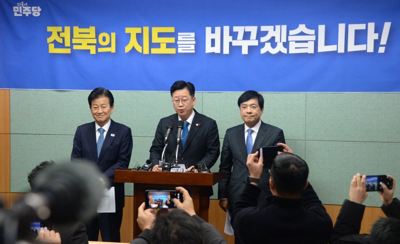 [전주=뉴시스] 김얼 기자 = 안호영(가운데) 의원이 2일 전북 전주시 전북특별자치도의회 기자회견장에서 5극3특과 관련한 기자회견을 열고 질의에 답변하고 있다. 2026.02.02. pmkeul@newsis.com