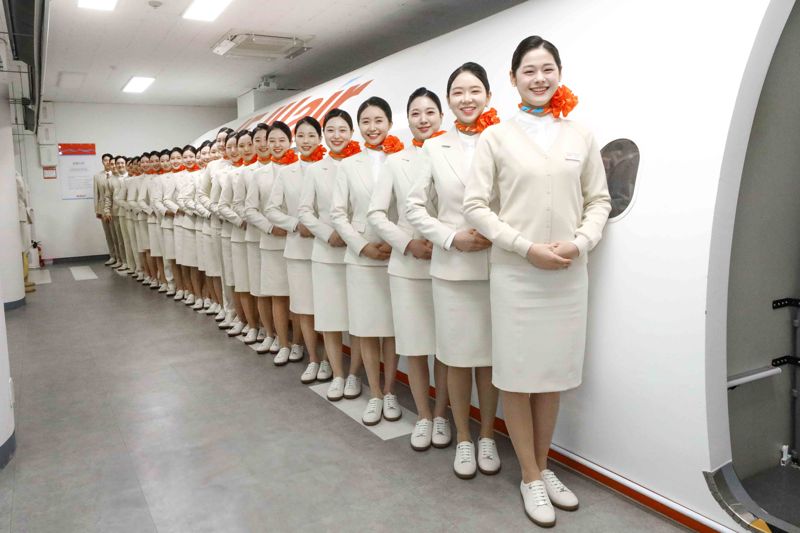 제주항공 신입승무원들이 근무 환경 개선과 비상상황 발생시 대응력 강화를 위해 2월부터 전면 도입된 스니커즈 기내화를 신고 제주항공 객실훈련센터에서 포즈를 취하고 있다. 제주항공 제공