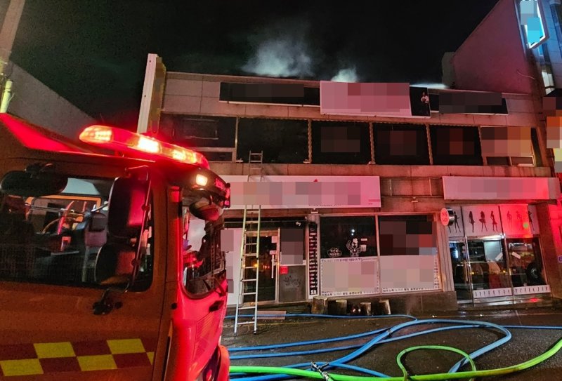 [울산=뉴시스] 2일 오전 울산 동구 방어동 상가에서 불이나 소방당국이 사고를 수습하고 있다. 2026.02.02. (사진=울산소방본부 제공) photo@newsis.com *재판매 및 DB 금지