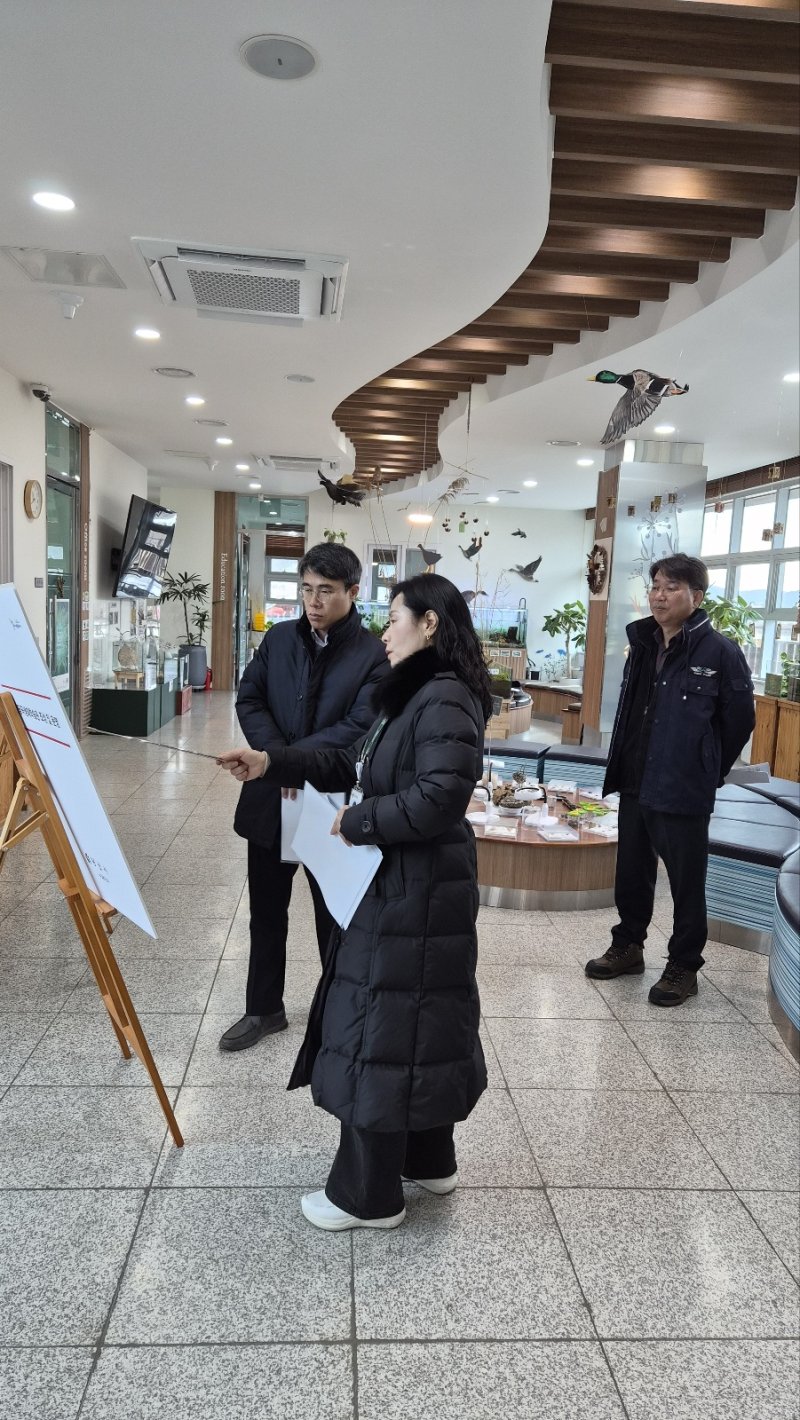 [양산=뉴시스] 김신호 부시장이 양산당곡생태학습관을 방문해 운영실태를 점검하고 있다. (사진=양산시 제공) 2026.02.02. photo@newsis.com *재판매 및 DB 금지