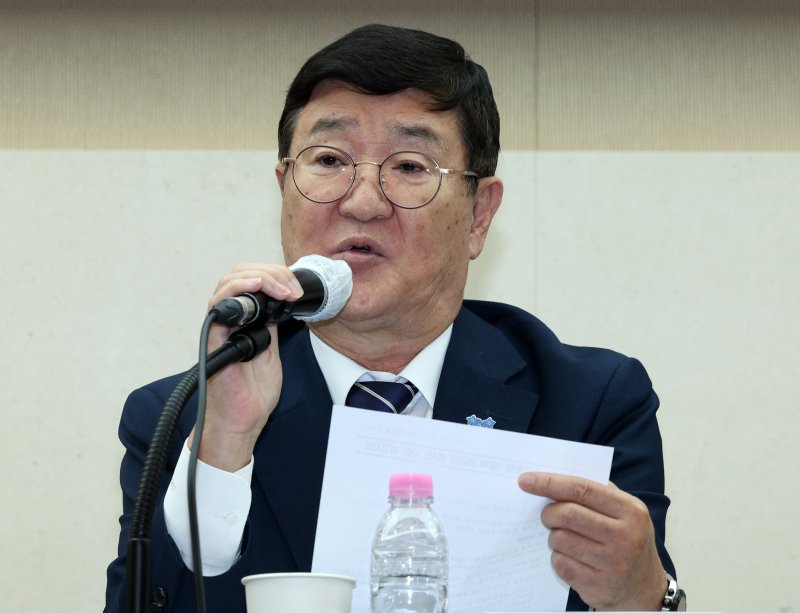 [서울=뉴시스] 고범준 기자 = 2024년 10월 10일 고영환 국립통일교육원 원장이 서울 중구 프레지던트호텔에서 열린 탈북 외교관들이 보는 '8.15 통일 독트린' VS 두 개 국가론 토론회에서 발언을 하고 있다. 2026.02.02. bjko@newsis.com