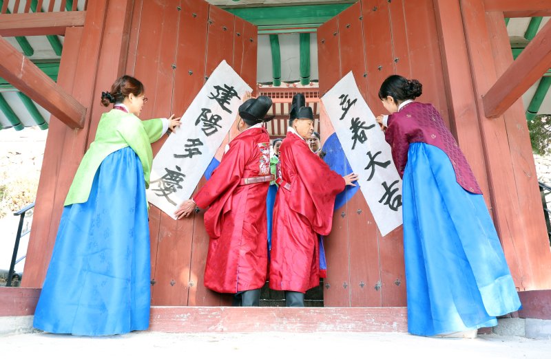 [인천=뉴시스] 전진환 기자 = 입춘을 이틀 앞둔 2일 오전 인천 미추홀구 인천향교에서 유림들이 입춘첩을 붙이고 있다.입춘첩에는 봄이 시작되니 경사스러운 일을 바란다는 의미를 담은 '입춘대길’(入春大吉), 건양다경(建陽多慶) 글귀가 담겼다. 2026.02.02. amin2@newsis.com