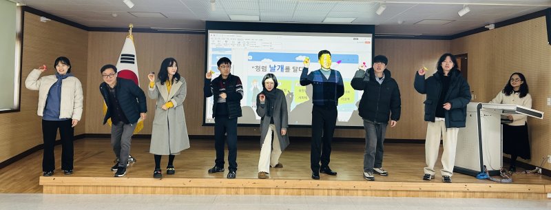 [창녕=뉴시스] 청렴, 날개를 달다 청렴 종이비행기 날리기 퍼포먼스를 하고 있다. (사진= 창녕교육지원청 제공) 2026.02.02. photo@newsis.com *재판매 및 DB 금지