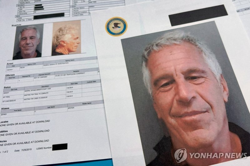 미국 법무부가 공개한 문건속에 포함된 성범죄자 제프리 엡스타인의 사진 (출처=연합뉴스)