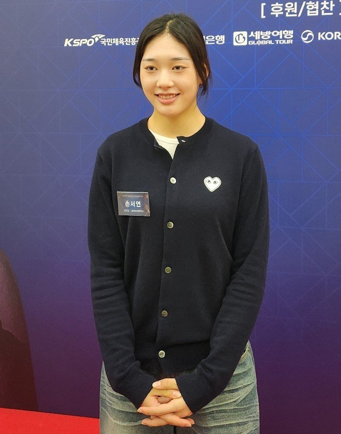 [서울=뉴시스] 박윤서 기자 = 제37회 윤곡 김운용 여성체육대상 시상식에서 취재진과 인터뷰하는 손서연. 2026.01.26.