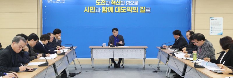우범기 전북 전주시장이 간부회의 하는 모습. 전주시 제공