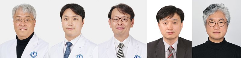 [수원=뉴시스] 정신건강의학과 노재성(사진 왼쪽부터)·조용혁 교수, 인문사회의학교실 김신권 교수, 김성수 연구원, 이음병원 정성권 원장. (사진=아주대병원 제공) 2026.02.02. photo@newsis.com *재판매 및 DB 금지