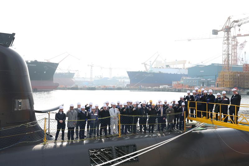 스티븐 퓨어 캐나다 국방조달 특임장관과 캐나다 기업인 29명 등이 2일 한화오션 거제사업장을 방문, 캐나다 CPSP 사업에 제안한 장보고-III 배치-II 선도함인 장영실함에 승함한 뒤 기념촬영을 하고 있다. 한화오션 제공