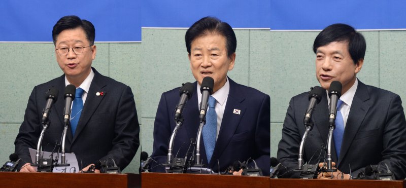 [전주=뉴시스] 김얼 기자 = 왼쪽부터 안호영, 정동영 이성윤 국회의원이 2일 전북 전주시 전북특별자치도의회 기자회견장에서 열린 5극3특과 전주완주 통합 관련한 기자회견에 참석해 기자들의 질의에 답변하고 있다. 2026.02.02. pmkeul@newsis.com *재판매 및 DB 금지