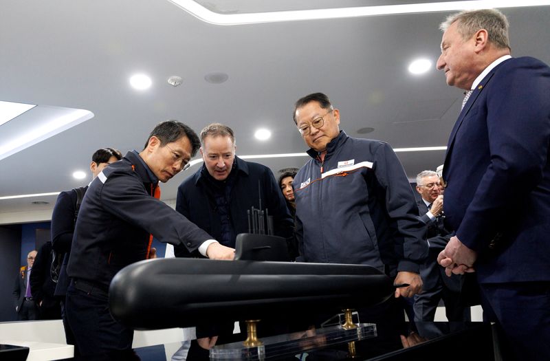 스티븐 퓨어 캐나다 국방조달 특임장관(왼쪽 두번째)이 2일 한화오션 거제사업장을 방문, CPSP 사업에 제안한 장보고-III 배치-II 선도함인 장영실함 모형에 대한 설명을 듣고 있다. 한화오션 제공