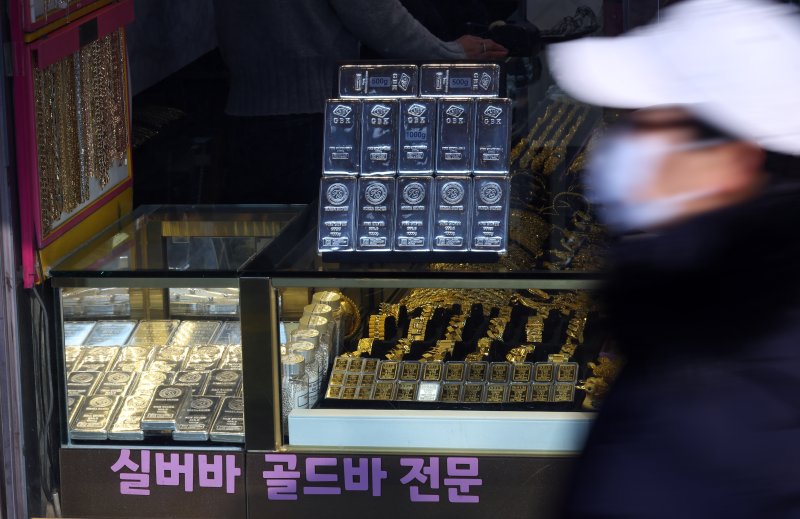 랠리를 이어가던 금·은값이 폭락하면서 향후 금값 전망에 관심이 쏠리고 있는 2일 서울 종로 금은방에 골드바와 실버바가 진열되어 있다. 뉴시스