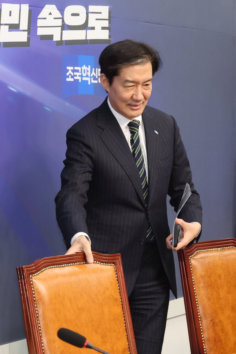 [서울=뉴시스] 김금보 기자 = 조국 조국혁신당 대표가 2일 오전 서울 여의도 국회에서 열린 최고위원회의에 참석을 하고 있다. 2026.02.02. kgb@newsis.com