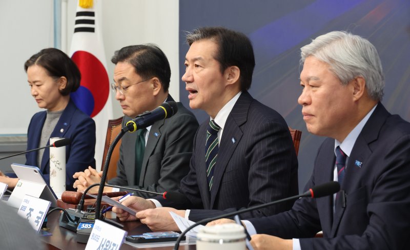 [서울=뉴시스] 김금보 기자 = 조국 조국혁신당 대표가 2일 오전 서울 여의도 국회에서 열린 최고위원회의에서 발언을 하고 있다. 2026.02.02. kgb@newsis.com