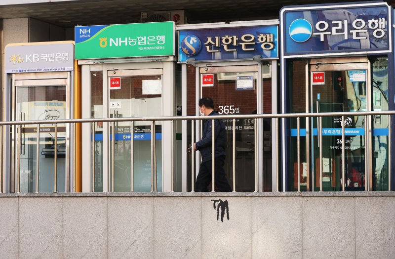 9일 서울 용산구에 설치된 은행 ATM기를 시민들이 이용하는 모습. 2025.11.9/뉴스1 ⓒ News1 이광호 기자
