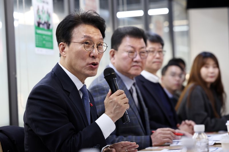 김민석 국무총리가 21일 오후 서울 동대문구 경동시장 청년몰에서 열린 문화가 있는 전통시장 간담회에서 모두발언을 하고 있다. 2026.1.21/뉴스1 ⓒ News1 구윤성 기자