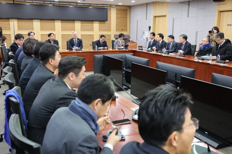 더불어민주당 초선의원 모임인 '더민초' 대표인 이재강 의원이 2일 서울 여의도 국회 의원회관에서 열린 조국혁신당과의 합당 관련 더민초 간담회에서 의원들과 대화하고 있다. 2026.2.2/뉴스1 ⓒ News1 신웅수 기자