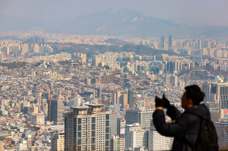 서울 남산에서 바라본 시내 주택 모습. 연합뉴스