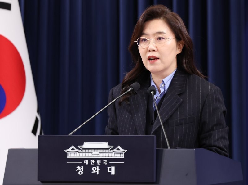 강유정 대변인이 2일 청와대 춘추관에서 재정경제부 2차관 등 인사 관련 브리핑을 하고 있다. 뉴스1