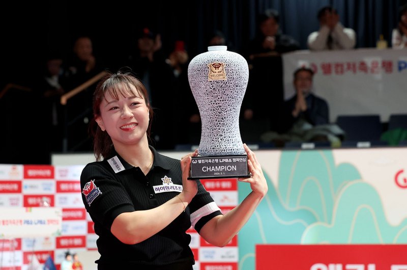 하이원리조트 임경진 선수가 지난 1일 경기 고양시 고양 킨텍스 PBA 스타디움에서 열린 2025-26시즌 9차 투어 '웰컴저축은행 PBA-LPBA 챔피언십'에서 우승컵을 들어 올리고 있다.(사진=강원랜드 제공) *재판매 및 DB 금지