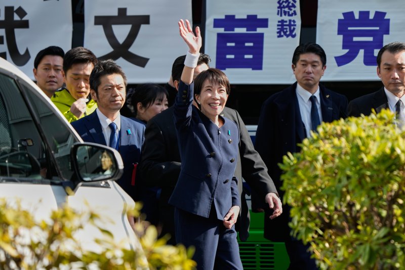 [도쿄=AP/뉴시스]중의원 선거(하원)를 코앞에 둔 다카이치 사나에(高市早苗) 총리의 지지율이 여전히 고공행진 중인 것으로 조사됐다. 사진은 지난달 27일 다카이치(가운데) 총리가 도쿄에서 연립여당 일본유신회와 함께 합동 유세에 나서 손을 흔들고 있는 모습. 2026.02.02.