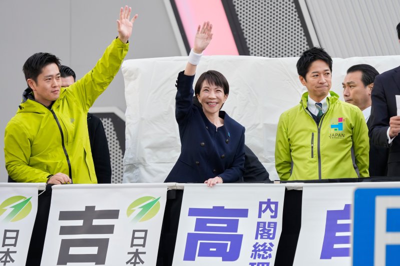 [도쿄=AP/뉴시스]지난달 27일 다카이치 사나에(가운데) 일본 총리가 도쿄에서 연립여당 일본유신회와 함께 합동 유세에 나서 손을 흔들고 있다. 그의 왼쪽이 요시무라 히로후미 유신회 대표, 오른쪽이 후지타 후미타케 유신회 공동 대표. 2026.02.02.