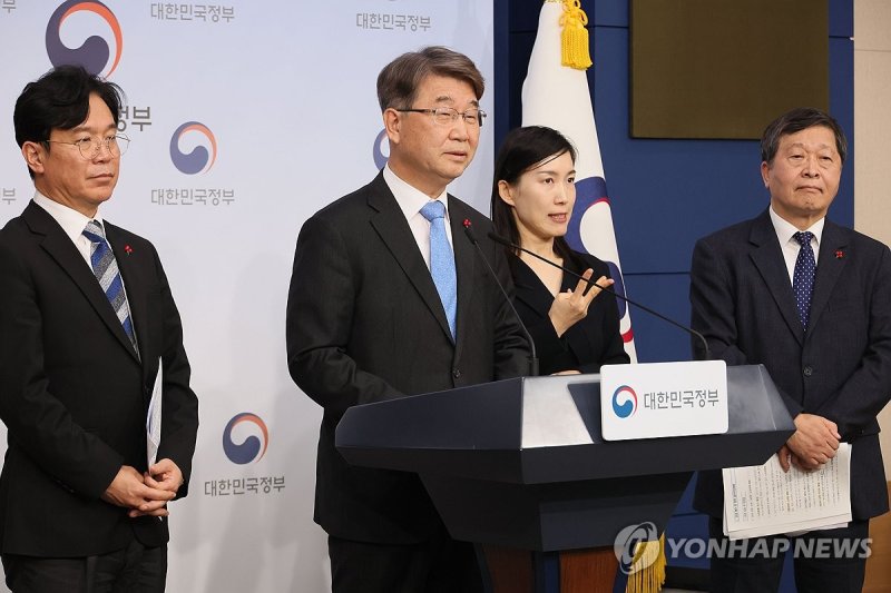 발언하는 김지형 경제사회노동위원장 (출처=연합뉴스)