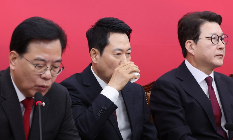 장동혁 국민의힘 대표가 2이 서울 여의도 국회에서 열린 최고위원회의에서 목을 축이고 있다. 2026.2.2/뉴스1 ⓒ News1 신웅수 기자