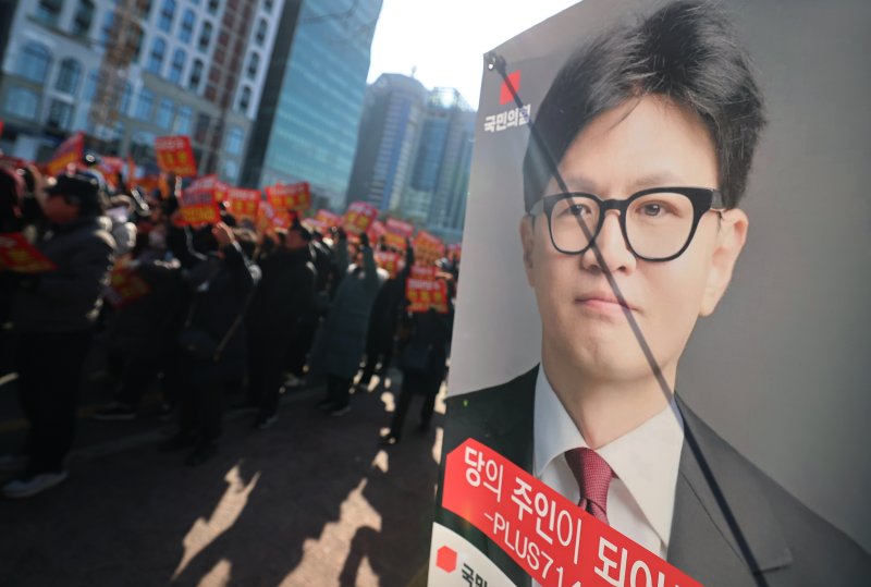 국민의힘에서 제명된 한동훈 전 대표 지지자들이 31일 오후 서울 여의도공원 앞에서 열린 당 지도부 규탄 집회에서 '부당징계 규탄' 구호를 외치고 있다. 2026.1.31/뉴스1 ⓒ News1 오대일 기자