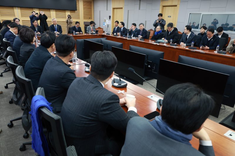 [서울=뉴시스] 고승민 기자 = 김준혁 더불어민주당 의원이 2일 서울 여의도 국회 의원회관에서 열린 더불어민주당 초선의원 모임 '더민초' 간담회에서 발언을 하고 있다. 2026.02.02. kkssmm99@newsis.com