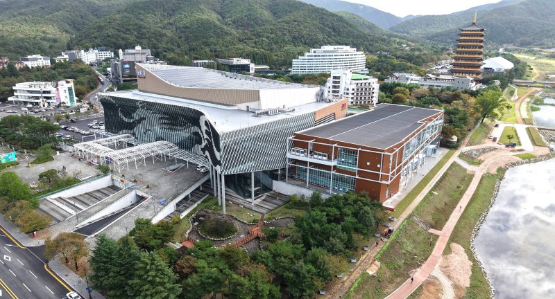 경주 화백컨벤션센터(왼쪽)와 국제미디어센터