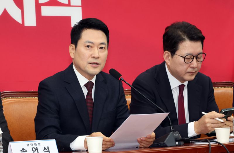 장동혁 국민의힘 대표가 2일 여의도 국회에서열린 최고위원회의에서 모두발언을 하고 있다. 사진=박범준 기자