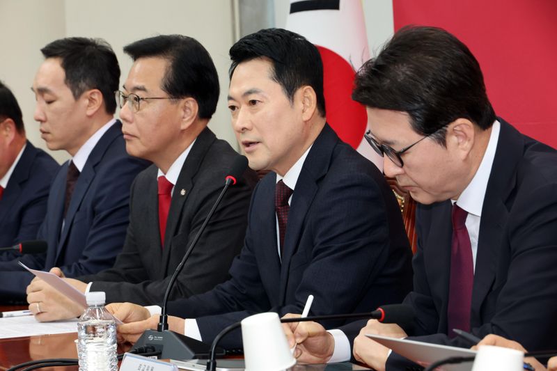 장동혁 국민의힘 대표가 2일 여의도 국회에서열린 최고위원회의에서 모두발언을 하고 있다. 사진=박범준 기자